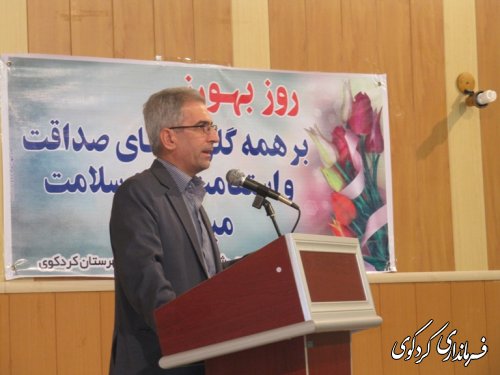 با حضور فرماندار از  بهورزان خانه های بهداشت تجلیل وتقدیر شد