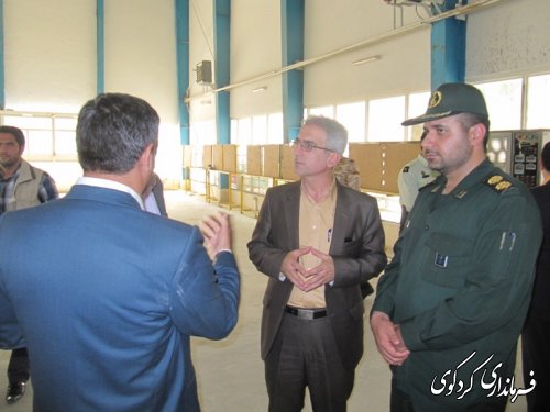 فرماندار باهیئت همراه  سال جدید تحصیلی رابه مدیران و دانش آموزان تبریک گفتند