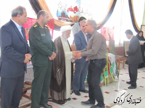 تجلیل از 75 خانواده شهید وایثارگر شبکه بهداشت ودرمان شهرستان /تصویری
