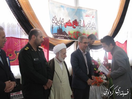 تجلیل از 75 خانواده شهید وایثارگر شبکه بهداشت ودرمان شهرستان /تصویری