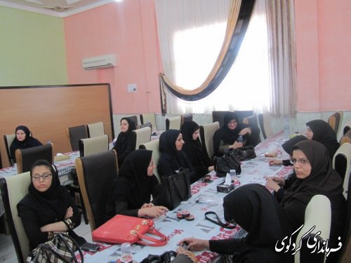 تجلیل از 75 خانواده شهید وایثارگر شبکه بهداشت ودرمان شهرستان /تصویری