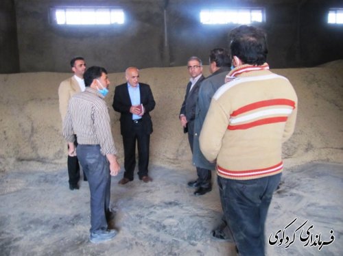 بازدید فرماندار از مرکز خرید محصولات زراعی از کشاورزان