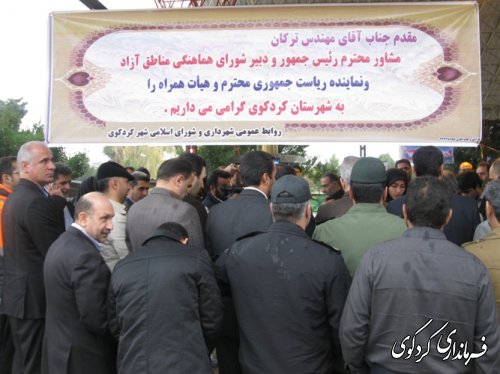 مهندس ترکان نماینده ریاست جمهوری  بر سر مزار شهدای شهرستان کردکوی حاضر شد