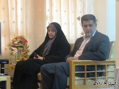 به مناسبت ایام الله دهه فجر: دیدار صمیمانه فرماندار با خانواده شهدا و ایثارگران