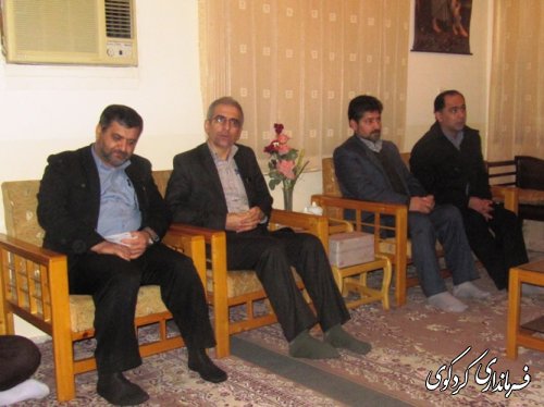 به مناسبت ایام الله دهه فجر: دیدار صمیمانه فرماندار با خانواده شهدا و ایثارگران