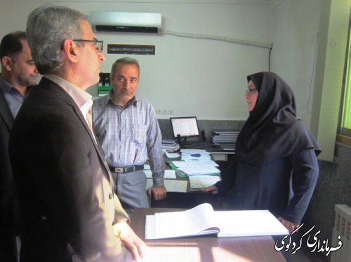 بازدید سرزده فرماندار از ادارات شهرستان