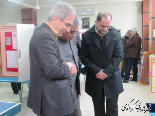نمایشگاه جشنواره کشوری دانش آموزان جابر بن حیان با حضور فرماندار و معاون آموزشی (دوره ابتدایی) اداره کل آموزش و پرورش استان افتتاح شد