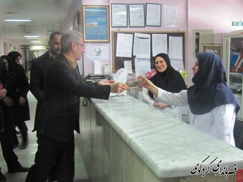 با اهدای یک شاخه گل، فرماندار از پرستاران بیمارستان امیرالمومنین (ع) شهر کردکوی قدردانی کرد