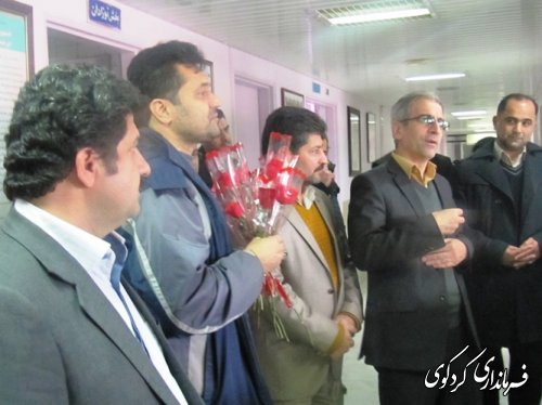 با اهدای یک شاخه گل، فرماندار از پرستاران بیمارستان امیرالمومنین (ع) شهر کردکوی قدردانی کرد