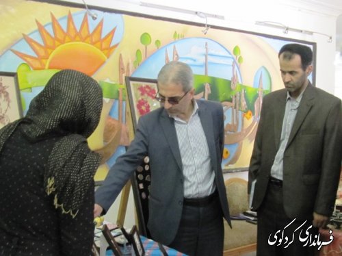 شرکت فرماندار و هیات همراه در نمایشگاه فروش آثار هنری ویژه نوروز