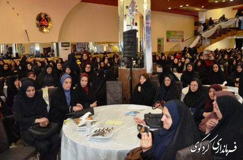 در آخرین روز از هفته بزرگداشت مقام  معلم ؛ از معلمان نمونه تجلیل و تقدیر گردید