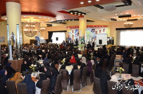 در آخرین روز از هفته بزرگداشت مقام  معلم ؛ از معلمان نمونه تجلیل و تقدیر گردید