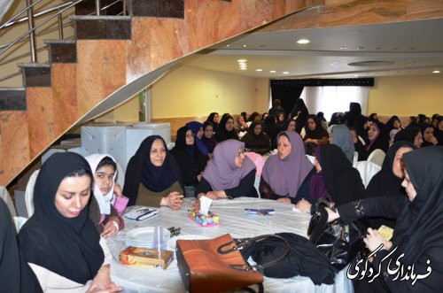 در آخرین روز از هفته بزرگداشت مقام  معلم ؛ از معلمان نمونه تجلیل و تقدیر گردید