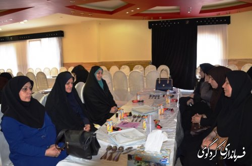 در آخرین روز از هفته بزرگداشت مقام  معلم ؛ از معلمان نمونه تجلیل و تقدیر گردید