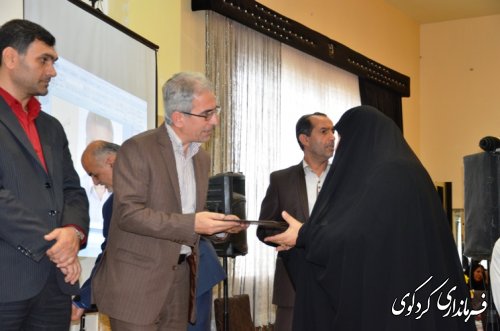 در آخرین روز از هفته بزرگداشت مقام  معلم ؛ از معلمان نمونه تجلیل و تقدیر گردید