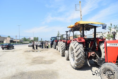  مراسم نمادین پلاک گذاری 81  دستگاه تراکتور در سطح شهرستان برگزار گردید .