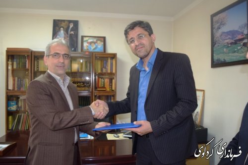 اعتبارنامه دکتر نورقلی پور توسط جمالی رییس حوزه انتخابیه غرب گلستان ،به وی تقدیم شد