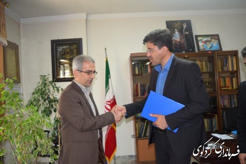 اعتبارنامه دکتر نورقلی پور توسط جمالی رییس حوزه انتخابیه غرب گلستان ،به وی تقدیم شد