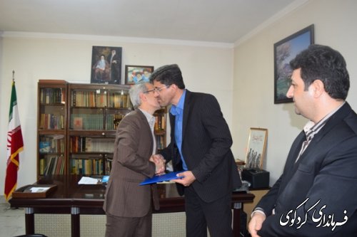 اعتبارنامه دکتر نورقلی پور توسط جمالی رییس حوزه انتخابیه غرب گلستان ،به وی تقدیم شد