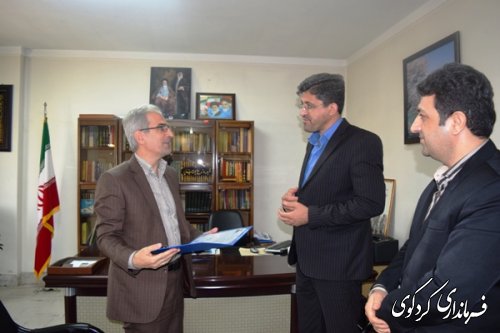 اعتبارنامه دکتر نورقلی پور توسط جمالی رییس حوزه انتخابیه غرب گلستان ،به وی تقدیم شد