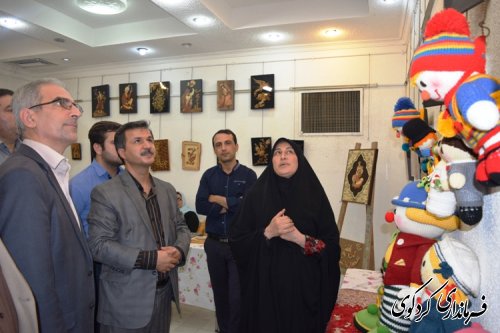 با حضور فرماندارنمایشگاه دستاوردهای کارآموزان فنی وحرفه ای افتتاح شد.