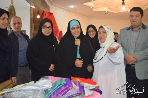 بازدید مدیر کل امور بانوان و خانواده استان و فرماندار کردکوی  از نمایشگاه صنایع دستی