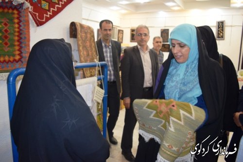 بازدید مدیر کل امور بانوان و خانواده استان و فرماندار کردکوی  از نمایشگاه صنایع دستی