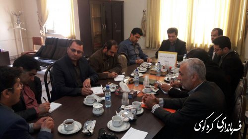حسین احمدی معاون فرماندار بر ضرورت مناسبت سازی مبلمان شهری براساس شرایط اقلیمی و فرهنگی جامعه تاکید کرد.