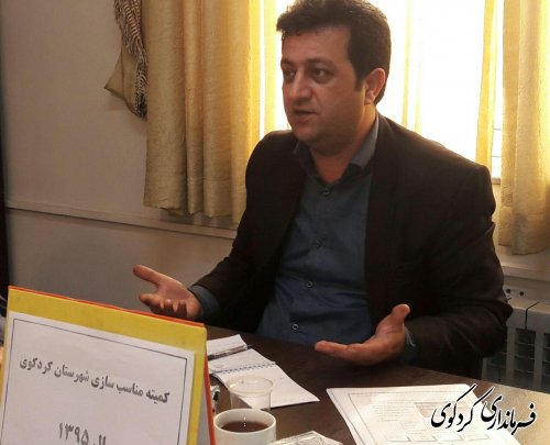 حسین احمدی معاون فرماندار بر ضرورت مناسبت سازی مبلمان شهری براساس شرایط اقلیمی و فرهنگی جامعه تاکید کرد.