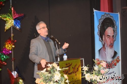 رهبری آگانه، حضور گسترده مردم و ایمان به اسلام از شاخصه های اصلی انقلاب اسلامی ایران است.