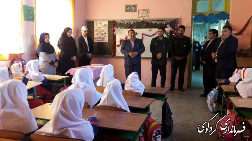 با حضور قدمنان فرماندار کردکوی زنگ مهر در مدارس شهرستان کردکوی به صدا در آمد.
