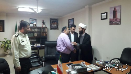  با اهدای لوح سپاسی از زحمات و تلاشهای نیروهای انتظامی تقدیر کردند/  در عطرافشانی گلزارشهداحضور یافتند