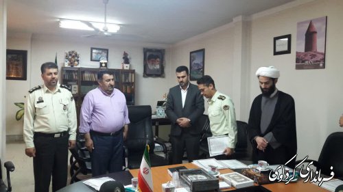  با اهدای لوح سپاسی از زحمات و تلاشهای نیروهای انتظامی تقدیر کردند/  در عطرافشانی گلزارشهداحضور یافتند