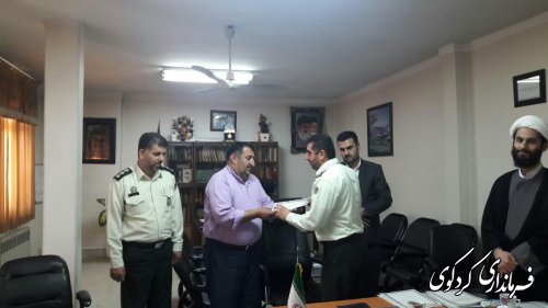  با اهدای لوح سپاسی از زحمات و تلاشهای نیروهای انتظامی تقدیر کردند/  در عطرافشانی گلزارشهداحضور یافتند