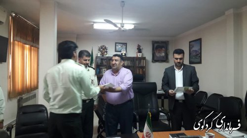  با اهدای لوح سپاسی از زحمات و تلاشهای نیروهای انتظامی تقدیر کردند/  در عطرافشانی گلزارشهداحضور یافتند