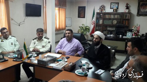  با اهدای لوح سپاسی از زحمات و تلاشهای نیروهای انتظامی تقدیر کردند/  در عطرافشانی گلزارشهداحضور یافتند
