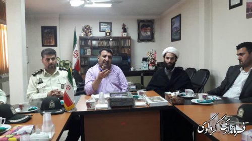  با اهدای لوح سپاسی از زحمات و تلاشهای نیروهای انتظامی تقدیر کردند/  در عطرافشانی گلزارشهداحضور یافتند