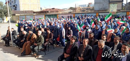 با حضور قدمنان فرماندار کردکوی زنگ انقلاب مدارس شهرستان نواخته شد.
