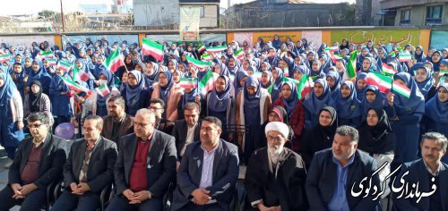 با حضور قدمنان فرماندار کردکوی زنگ انقلاب مدارس شهرستان نواخته شد.