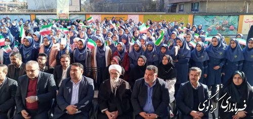 با حضور قدمنان فرماندار کردکوی زنگ انقلاب مدارس شهرستان نواخته شد.
