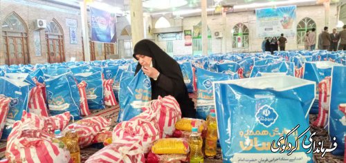 توزیع ۱۷۰۰۰۰ بسته معیشتی استان از کردکوی/ کمک های مومنانه همچنان در شهرستان کردکوی ادامه دارد.