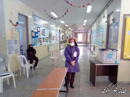 فرماندار کردکوی در نخستین ساعت شروع رای گیری، رای خود را به صندوق انداخت.