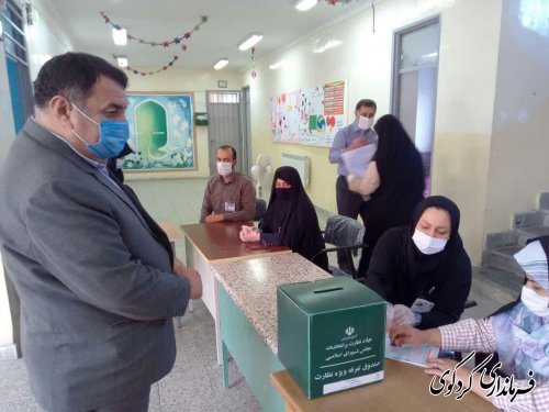 فرماندار کردکوی در نخستین ساعت شروع رای گیری، رای خود را به صندوق انداخت.