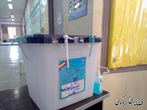 فرماندار کردکوی در نخستین ساعت شروع رای گیری، رای خود را به صندوق انداخت.