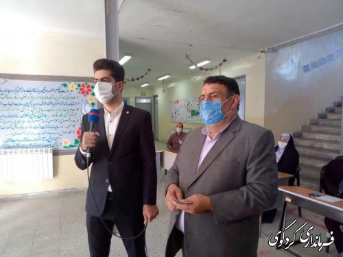 فرماندار کردکوی در نخستین ساعت شروع رای گیری، رای خود را به صندوق انداخت.