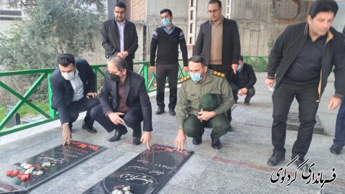 دکتر مولایی فر فرماندار شهرستان با شهدای شهرستان تجدید عهد و پیمان کرد.