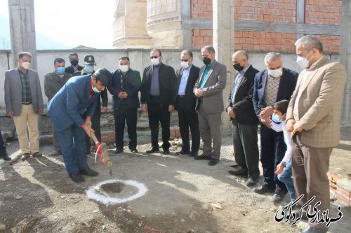 کلنگ ساخت مدرسه توسط خیرین با حضور فرماندار به زمین زده شده.