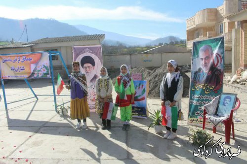 کلنگ ساخت مدرسه توسط خیرین با حضور فرماندار به زمین زده شده.
