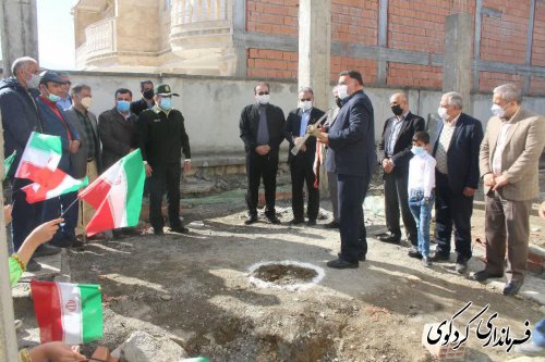 کلنگ ساخت مدرسه توسط خیرین با حضور فرماندار به زمین زده شده.