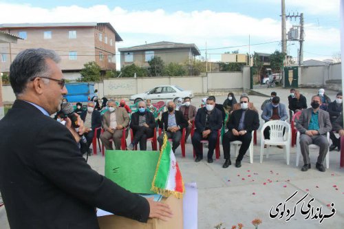 کلنگ ساخت مدرسه توسط خیرین با حضور فرماندار به زمین زده شده.